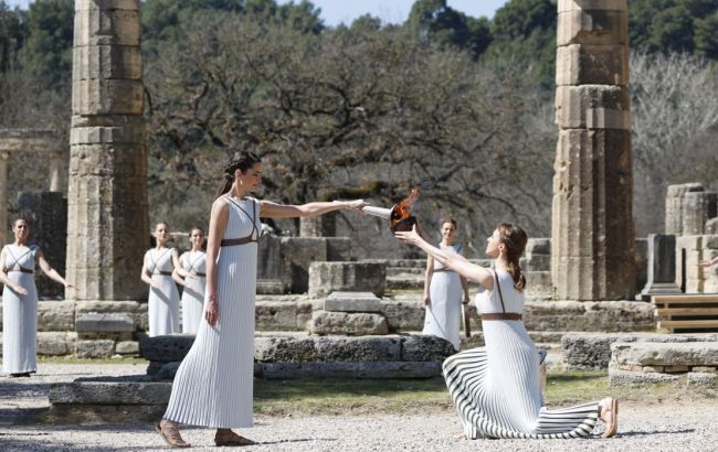 Церемонія передачі Олімпійського вогню пройшла без глядачів