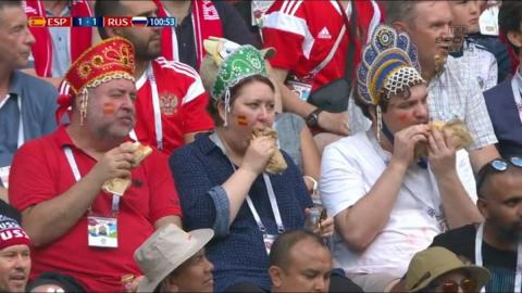 Сосиски удачі: епатажні російські вболівальники сколихнули мережа (фото, відео)