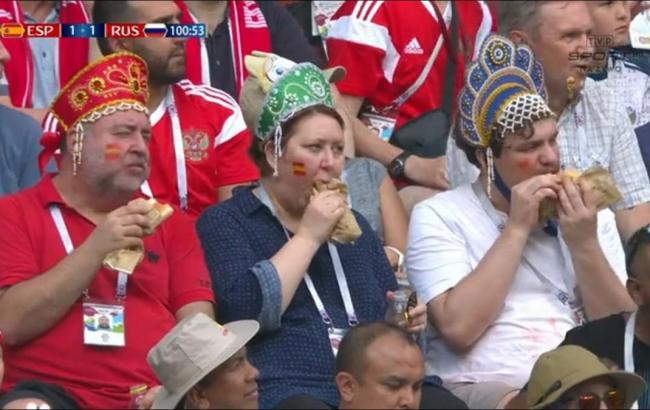 Сосиски удачи: эпатажные российские болельщики всколыхнули сеть (фото, видео)