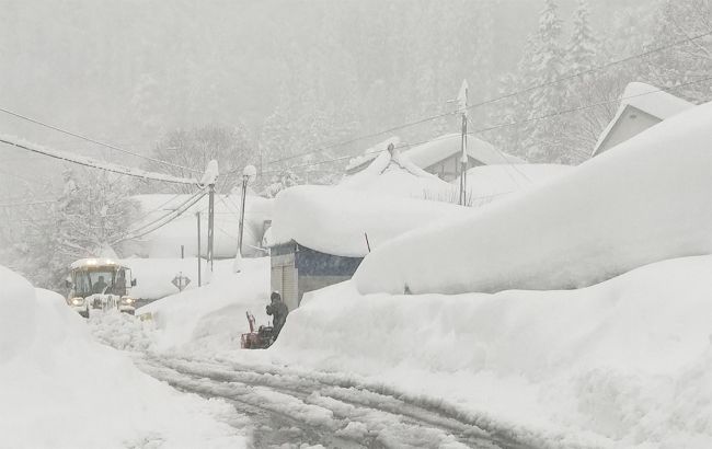 Снігова буря у Японії: на шосе застрягло понад тисячу авто, їх витягають вже два дні