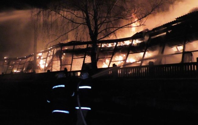 Масштабный пожар в Чернигове: ранен мужчина, сгорело 7 авто