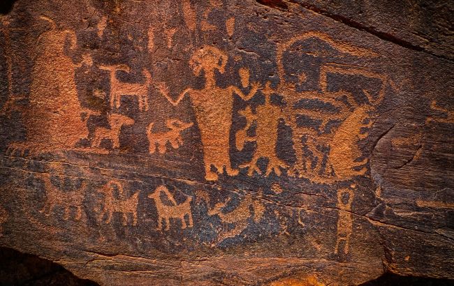 Ученые обнаружили доисторический наскальный рисунок, возрастом 4 тысячи лет