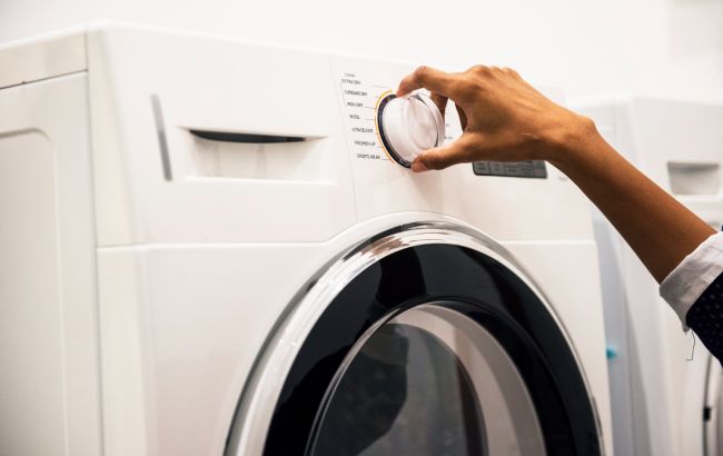Ось який режим в пральній машині не варто використовувати: одяг і далі буде брудним