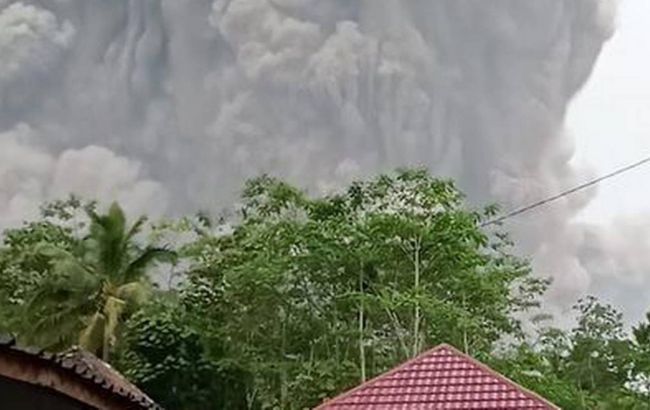 Вулкан в Індонезії викинув стовп попелу висотою 15 км. Жителі рятуються втечею