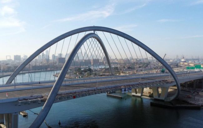 Шедевр архитектуры. В ОАЭ открыли мост необычной формы: фото