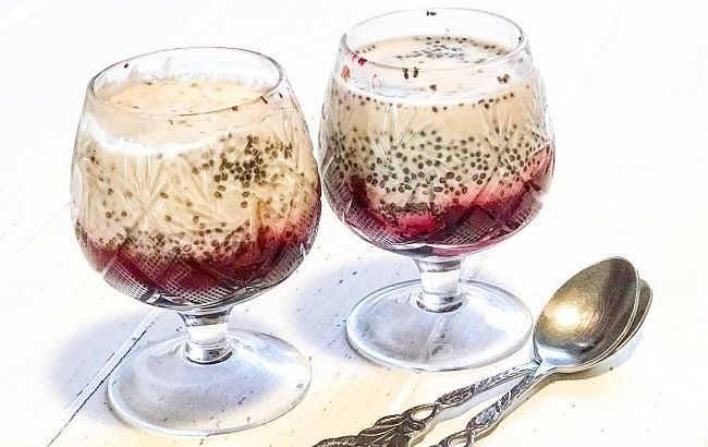 Мус з мигдального молока з вишнею та насінням чіа: десерт з суперфудів