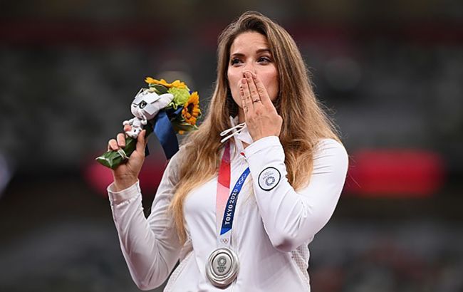 Призерка Олімпіади в Токіо продала медаль за 3 млн грн, щоб допомогти хворій дитині