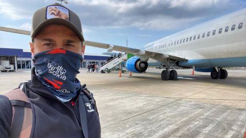 Лізуть, як таргани: в Україну не пустили відомого блогера з "Дома-2"