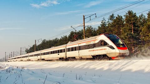 "На колії 30 сантиметрів снігу": потяг "Інтерсіті" застряг на шляху до Києва через погоду