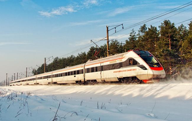"На колее сантиметров 30 снега": поезд "Интерсити" застрял на пути к Киеву из-за погоды