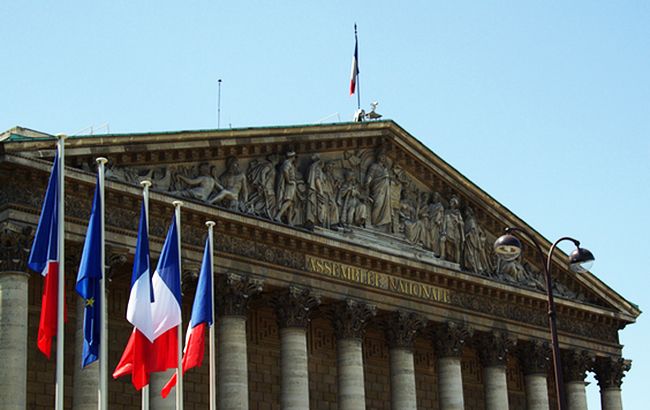 Парламент Франции принял закон, направленный против "кумовства" в политике