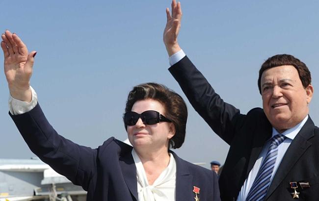 Кобзон в Сирии наградил российских пилотов "орденами ДНР"