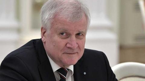Министр внутренних дел Германии уходит с поста председателя ХСС