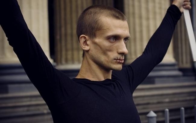 "Приз в студию!": российского художника наградили за отрезанное ухо и зашитый рот
