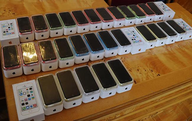 Подделка в награду: закарпатские власти наградили выпускников ПТУ имитацией iPhone