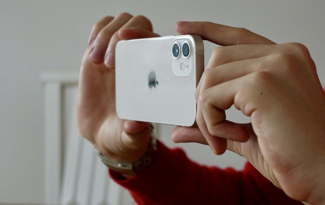 Франція вимагає зняти з продажу iPhone 12 через сильне випромінювання