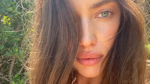 Костюм в смужку і модні черевики: стильна Ірина Шейк вийшла на прогулянку з дочкою Леєю