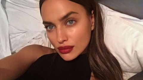 Напівгола і з червоними губами: Ірина Шейк в образі жінки-вамп блищить в Нью-Йорку