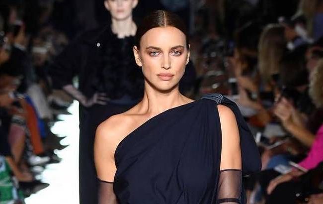 Неотразима: Ирина Шейк покорила Нью-Йорк стильным выходом в роскошном платье