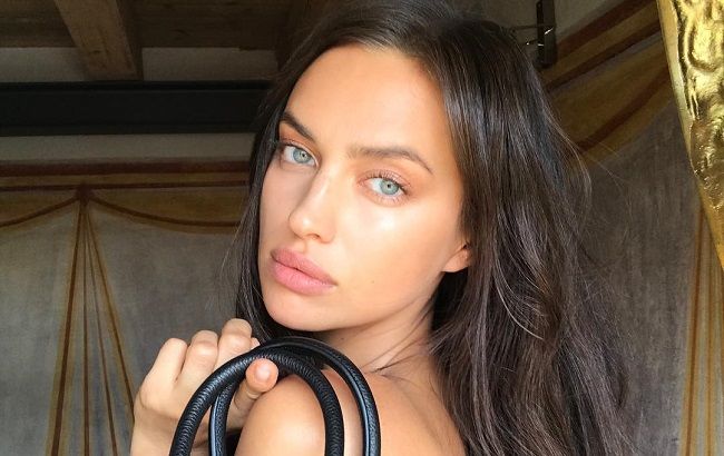 Елегантне пальто і смугастий комбінезон: Ірина Шейк прилетіла на Тиждень моди в Мілан