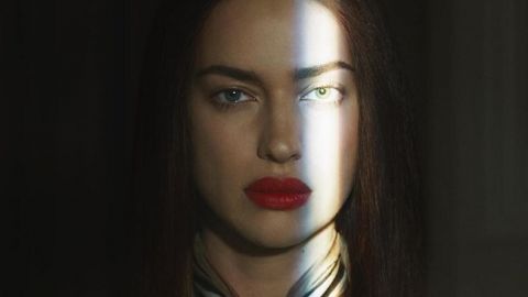 В британском стиле: Ирина Шейк примерила новый элегантный образ Burberry (видео)