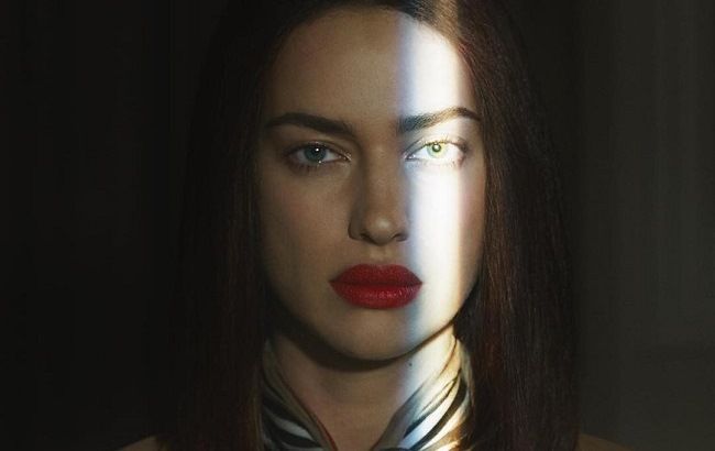 У британському стилі: Ірина Шейк приміряла новий елегантний образ Burberry (відео)