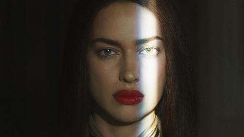 Роковая элегантность: Ирина Шейк в неожиданно строгом образе для рекламной кампании Burberry