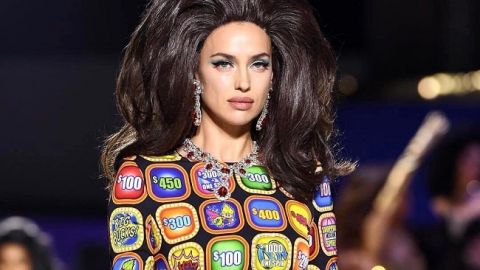 Заводная красотка: Ирина Шейк зажигает в корсете-мотоцикле и мини-шортах (видео)