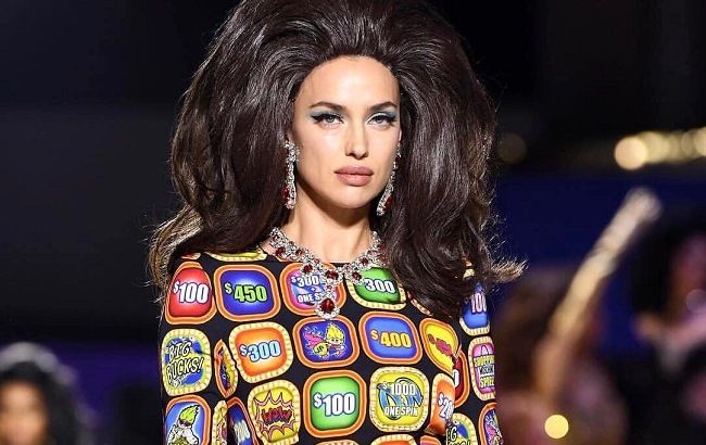 Енергійна красуня: Ірина Шейк запалює в корсеті-мотоциклі і міні-шортах (відео)