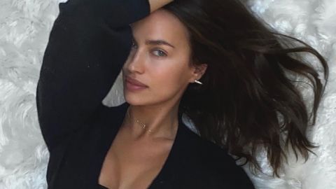 Зухвала матуся: Ірина Шейк в міні-шортах і кроп-топі вирушила на прогулянку з дочкою