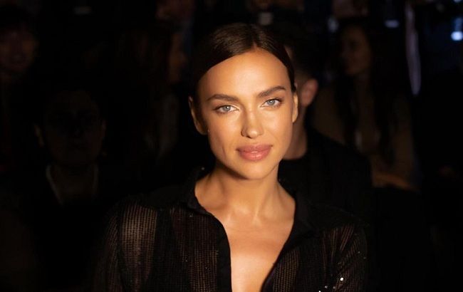 Ирина Шейк с дочкой от Брэдли Купера и мамой порадовала редкой прогулкой — три поколения красоток