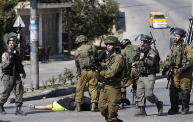 Палестинец ранил пятерых израильских военных, наехав на них на машине