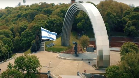 Над Киевом пролетел огромный флаг Израиля: видео и фото акции