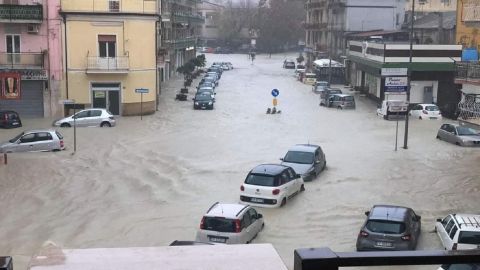 Південь Італії пішов під воду: фото і відео руйнівної повені
