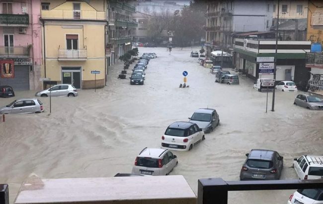 Південь Італії пішов під воду: фото і відео руйнівної повені