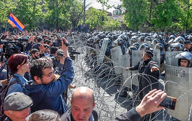 Протесты в Армении: оппозиция объявила о начале бархатной революции