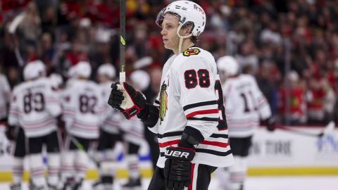 Вингер "Чикаго" с хет-триком возглавил топ-3 звезд вечера НХЛ: видео