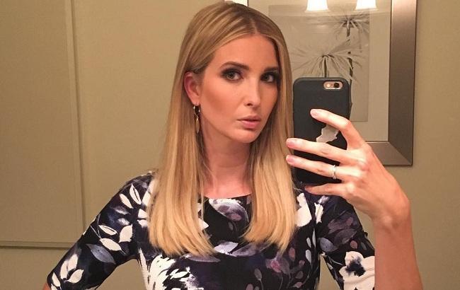 Просто и элегантно: Иванка Трамп вышла в свет в свитере с пайетками