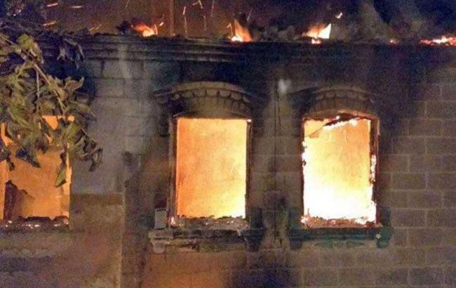 У Мар'їнці після влучення снаряда згорів житловий будинок