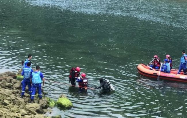 В Китае перевернулась пассажирская лодка, есть погибшие