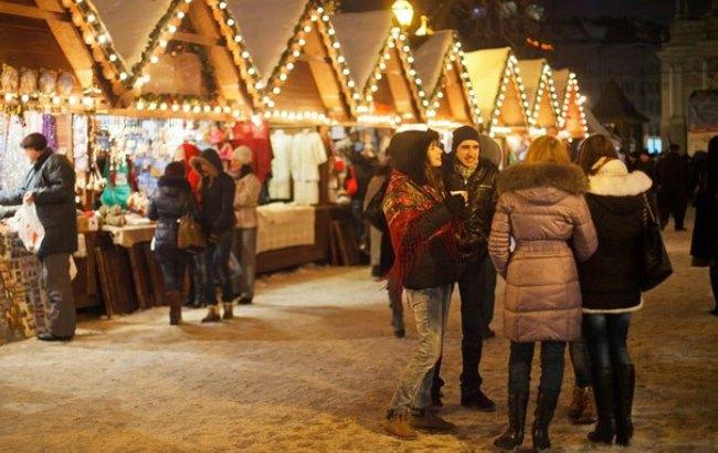 На Софиевской площади начали возводить Рождественский городок