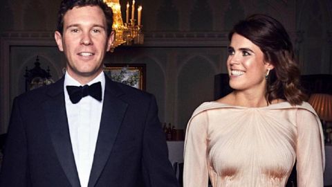 Зятя Елизаветы II заметили на яхте в обнимку с моделями (фото)