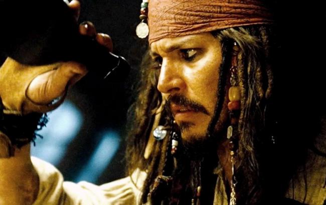 Джонни Депп повредил руку на съемках фильма