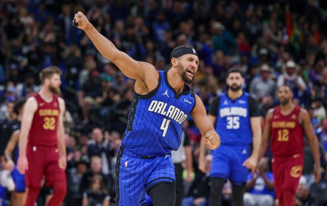 Слэм-данк защитника "Орландо" в гордом одиночестве после перехвата: момент дня в НБА