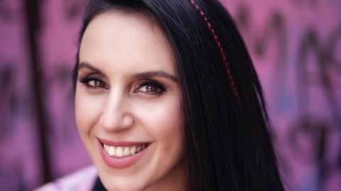 Счастливая Джамала в стильном тренче заинтриговала поездкой в Лондон