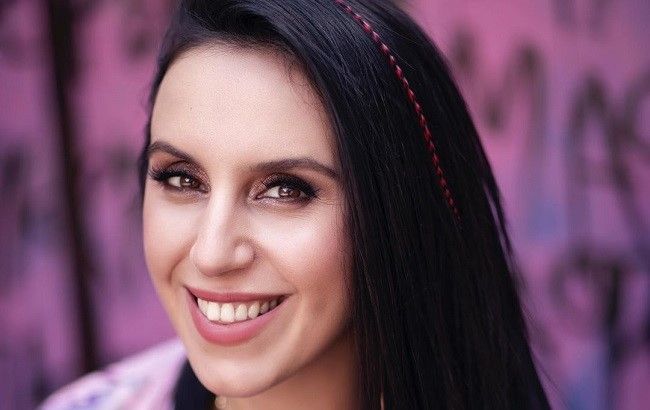 Счастливая Джамала в стильном тренче заинтриговала поездкой в Лондон