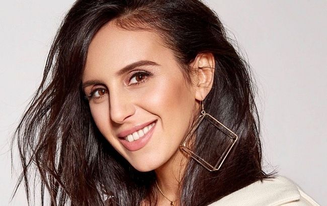 В нежной блузе и спортивках: Джамала удивила смелым образом из Лондона