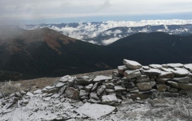 Более полметра снега: в Карпатах предупреждают об опасности (фото)
