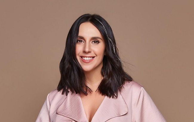 В топіку і піджаку: Джамала у відвертому образі заінтригувала майбутнім дуетом