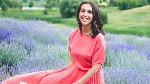 Светится от счастья: Джамала подчеркнула беременный животик ярким платьем в этническом стиле